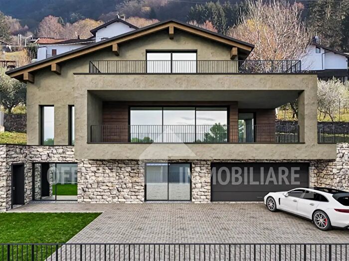 Casa con 7 locali in vendita in Colico