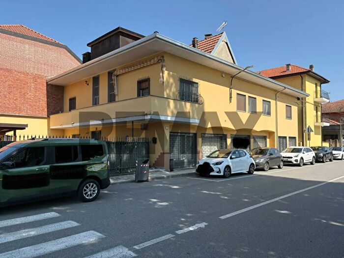 Appartamento con 10 locali in vendita in Corso Roma, Borgomanero