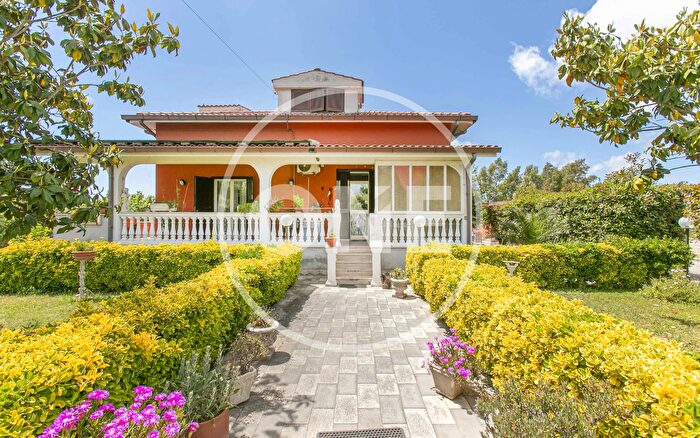 Casa con 10 locali in vendita in Via Avisio, Aprilia