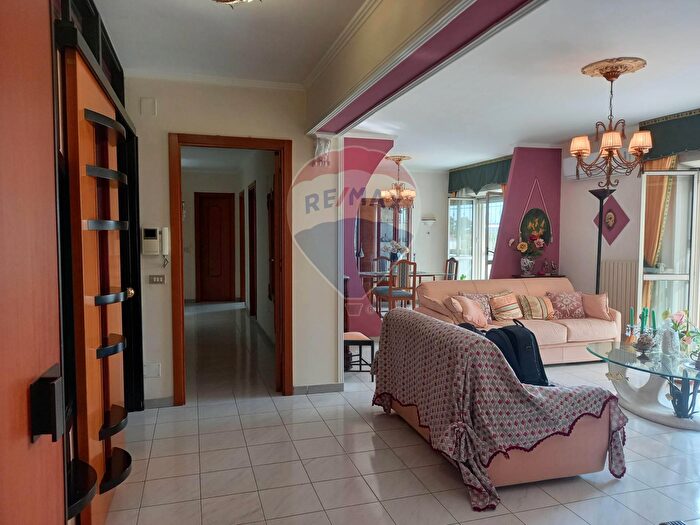 Appartamento con 5 locali in vendita in Via Pietro Mascagni, Caserta