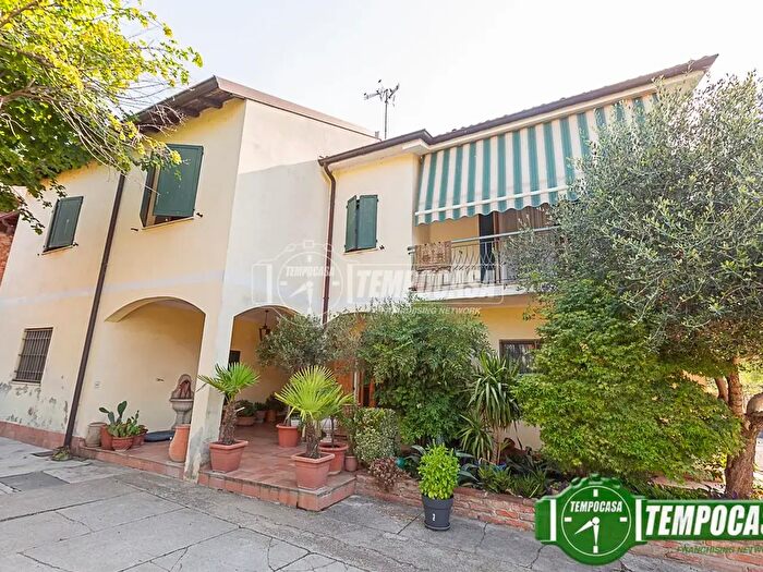 Casa con 11 locali in vendita in Via Giuseppe Garibaldi, Montodine
