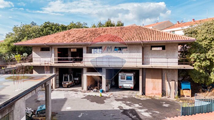 Appartamento con 10 locali in vendita in Via delle Sciare aB, San Giovanni La Punta