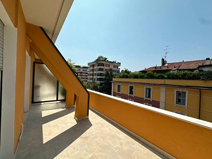Appartamento quadrilocale in affitto in Via Andrea Maffei, Montenero, Milano