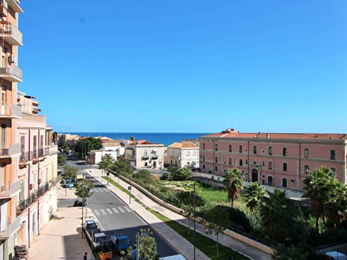 Appartamento trilocale in affitto in Via degli Orti di San Giorgio, Borgata Santa Lucia, Siracusa