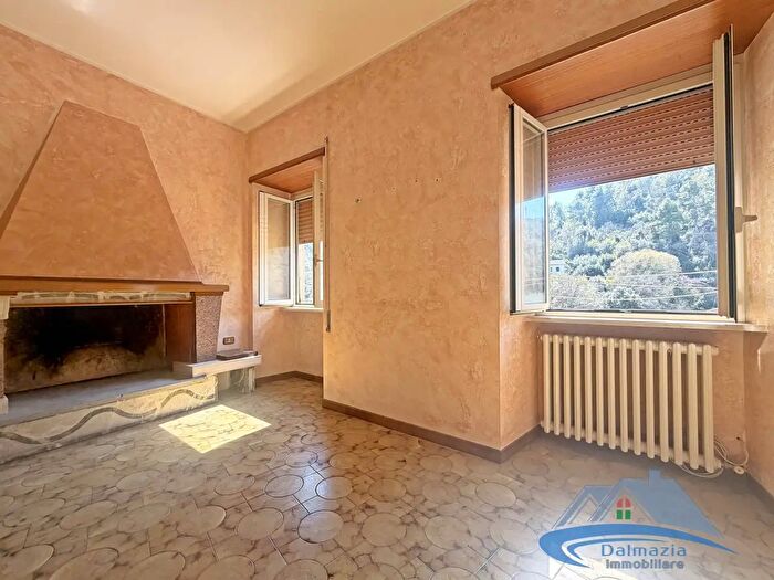 Appartamento con 8 locali in vendita in Via Carlo Pisacane, Terni