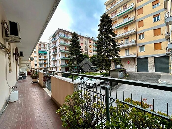 Appartamento con 5 locali in vendita in Via Giovanni Guglielmo Longo, Genova