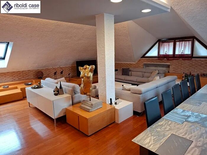 Appartamento con 6 locali in vendita in Desio