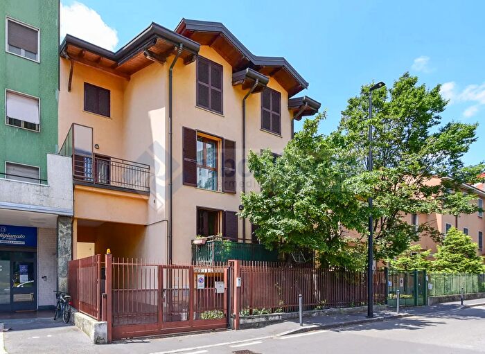 Casa con 10 locali in vendita in Cinisello Balsamo