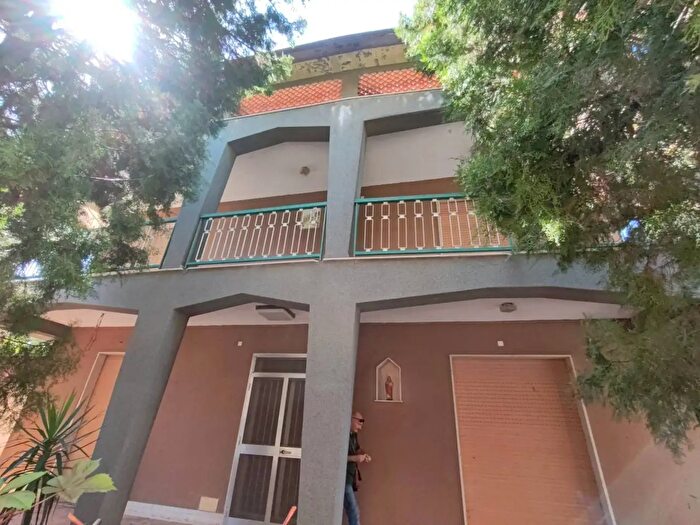 Casa con 14 locali in vendita in Via Milano, Floridia