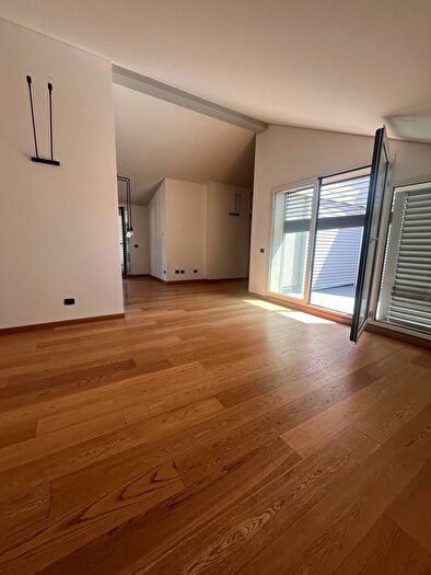 Appartamento con 7 locali in affitto in Milano