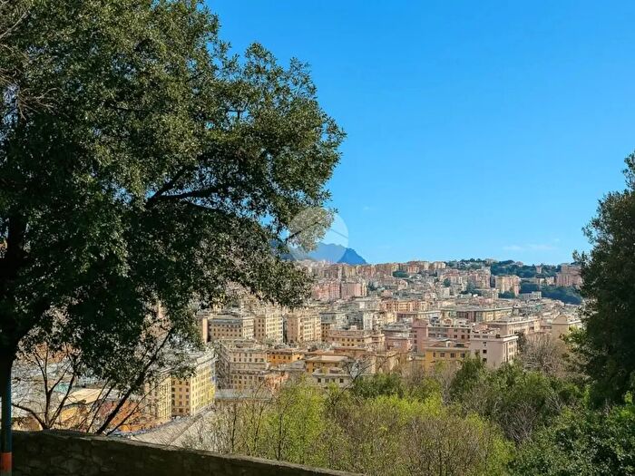 Appartamento quadrilocale in vendita in Via Cabella, Genova