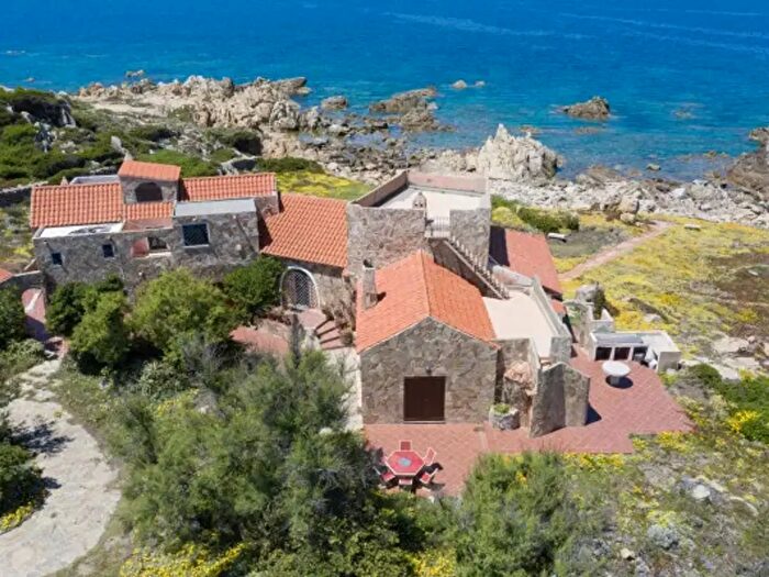 Casa con 5 locali in vendita in Santa Teresa Gallura