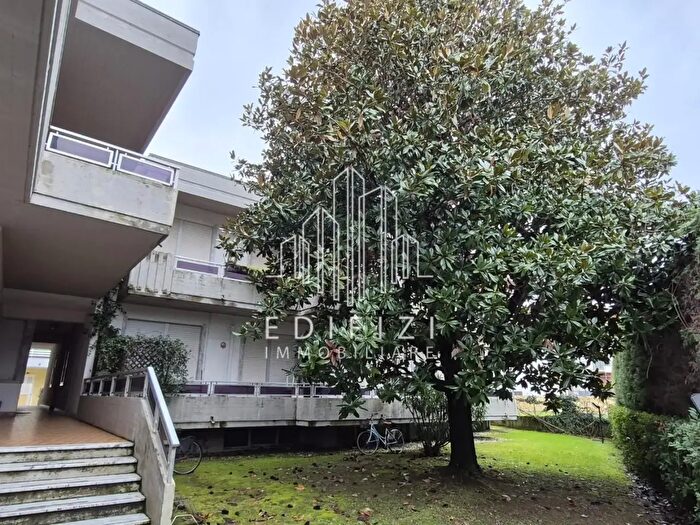 Appartamento con 6 locali in vendita in Massa