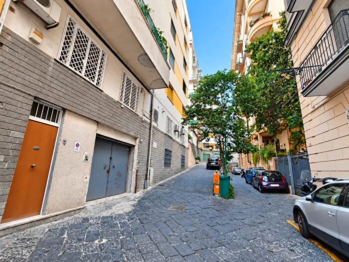 Appartamento con 5 locali in vendita in Via Girolamo Santacroce c, Napoli