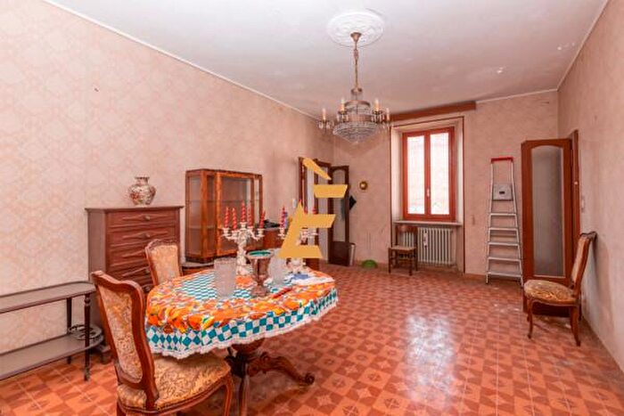 Appartamento con 6 locali in vendita in Via Garessio, Valenza