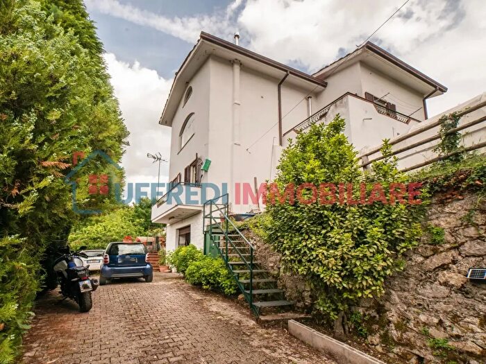 Casa con 5 locali in vendita in Via IV Novembre, Jenne