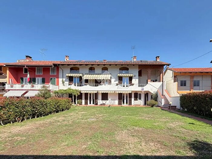 Casa con 8 locali in vendita in Via Piave, Strambino