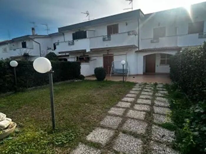 Casa con 6 locali in vendita in Via Ticino, Anzio