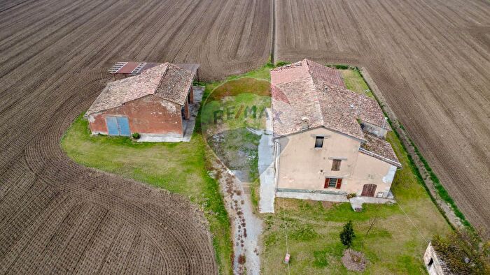 Casa con 10 locali in vendita in Strada della Zecca, Soragna