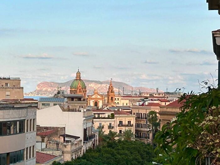 Appartamento con 5 locali in affitto in Via Pignatelli Aragona, Politeama Ruggiero Settimo, Palermo