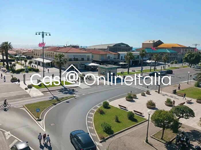 Appartamento trilocale in vendita in Piazza Massimo dAzeglio, Viareggio