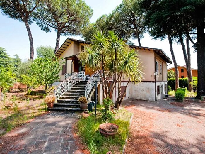 Casa con 20 locali in vendita in Via Umberto Pavoni, Grottaferrata