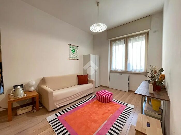 Appartamento trilocale in vendita in Via Lario, Milano