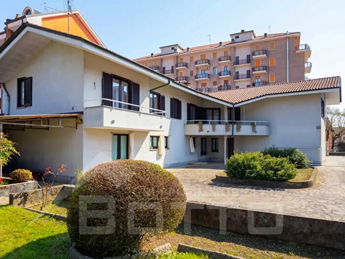 Casa quadrilocale in vendita in Via Tevere N, Oleggio