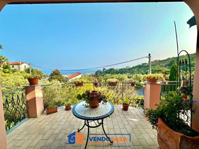 Appartamento trilocale in vendita in Via Castellari, Pietra Ligure