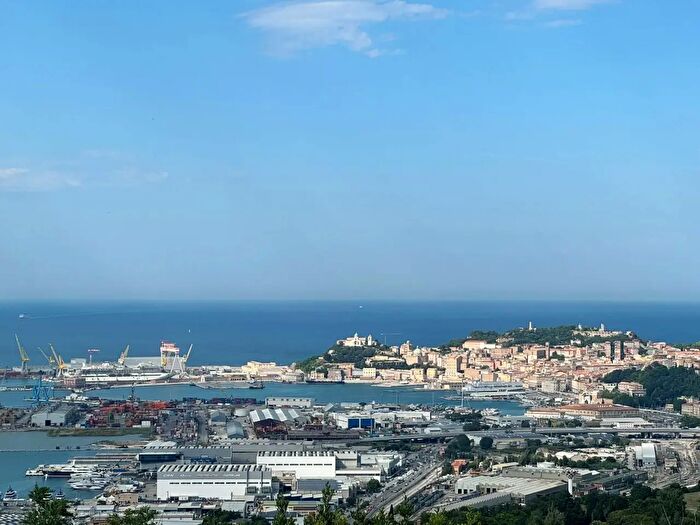 Casa con 10 locali in vendita in Ancona