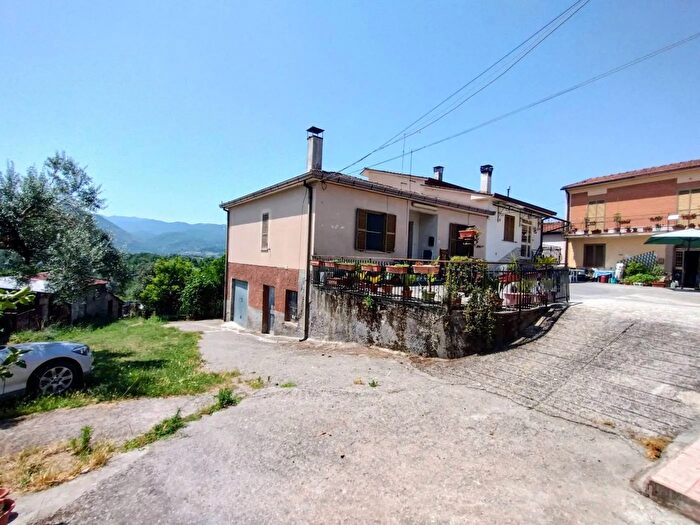 Casa trilocale in vendita in Via Colletronco San Giovanni Incarico, San Giovanni Incarico