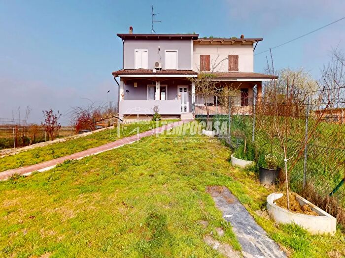 Appartamento quadrilocale in vendita in Via Massimo dAzeglio, Novellara