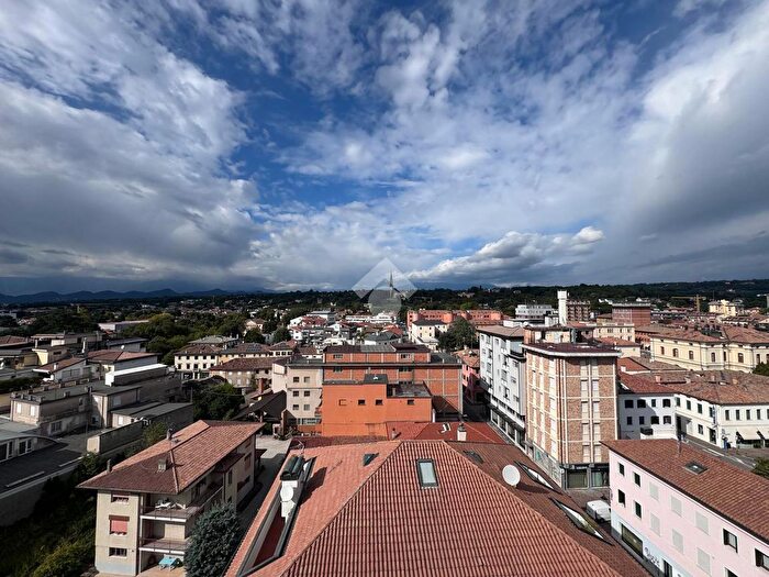 Appartamento con 5 locali in vendita in Corso Giuseppe Mazzini, Montebelluna