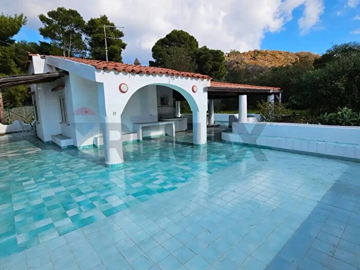 Casa con 5 locali in vendita in Via Vulcanello Snc, Lipari