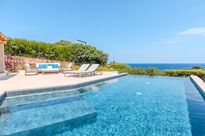 Casa con 6 locali in vendita in Arzachena