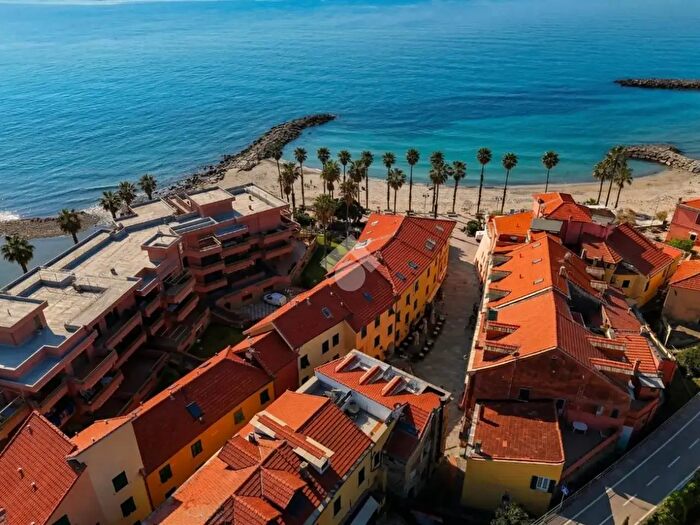 Appartamento trilocale in vendita in Via Sclavi, San Lorenzo Al Mare