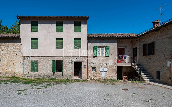 Casa con 8 locali in vendita in Via Sassi a, Guiglia