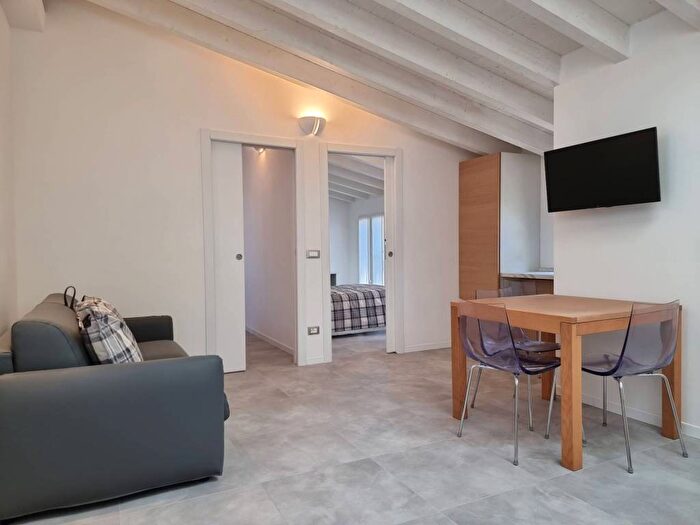 Appartamento trilocale in affitto in Via Varesina, Certosa, Milano