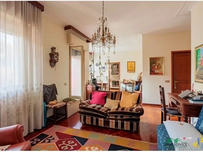 Appartamento con 5 locali in vendita in Via Emilia Est, Parma