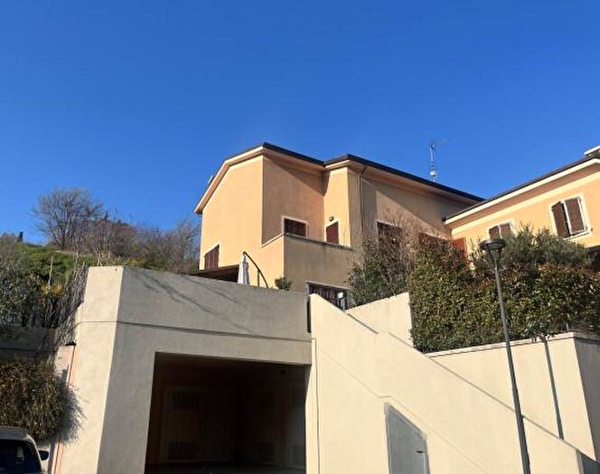 Appartamento con 6 locali in vendita in Urbino