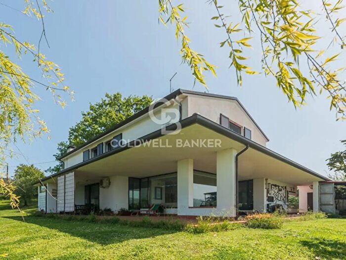 Casa con 11 locali in vendita in Via Giardino, San Clemente