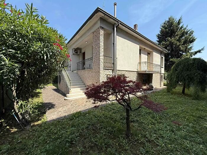 Casa con 12 locali in vendita in Via Costantini, Vicenza
