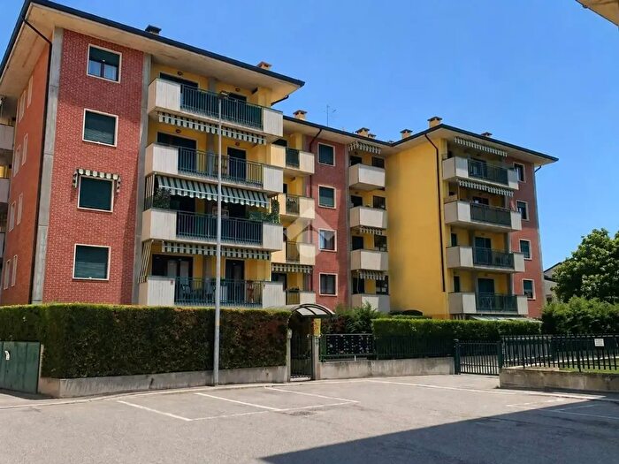 Appartamento trilocale in vendita in Via Imola, Verona