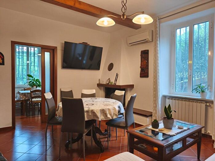 Casa con 8 locali in vendita in Luni