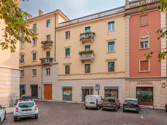 Appartamento quadrilocale in affitto in Piazza Nogara, Centro Storico, Verona