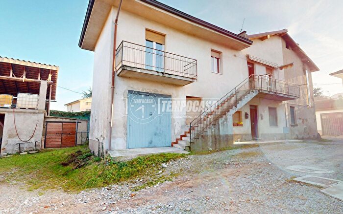 Appartamento trilocale in vendita in Via dei Pascoli, Besana In Brianza