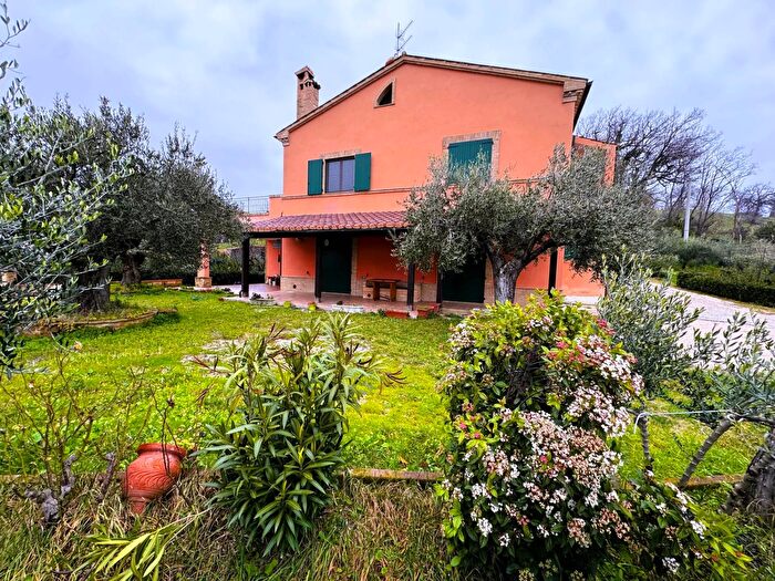 Casa con 12 locali in vendita in Contrada Paterno, Tolentino