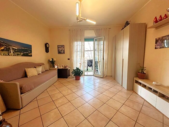 Appartamento trilocale in vendita in Via Camaldolilli con Due Posti Auto, Napoli