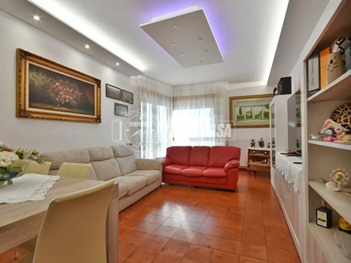 Appartamento con 5 locali in vendita in Via Michelangelo, Osimo