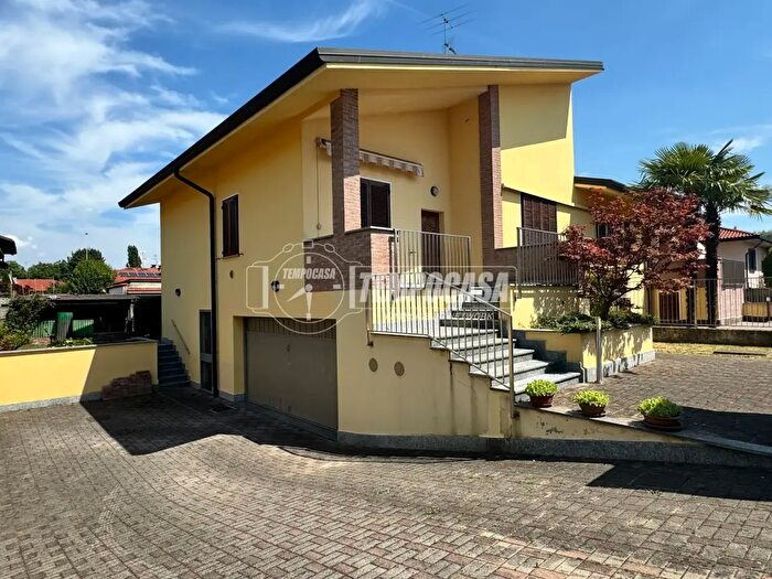 Casa trilocale in vendita in Via Giosuè Carducci, Casorezzo